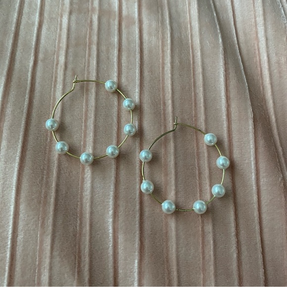 Lili Claspe Molly Pearl Hoops - Picture 4 of 4